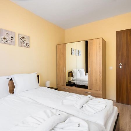 Appartamento Nomad Haven: 1Bd Flat With Balcony & Desk Sofia Esterno foto