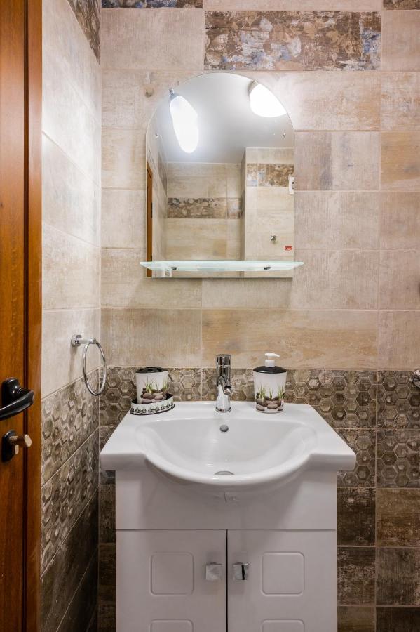 Appartamento Nomad Haven: 1Bd Flat With Balcony & Desk Sofia Esterno foto