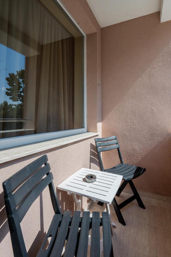 Appartamento Nomad Haven: 1Bd Flat With Balcony & Desk Sofia Esterno foto