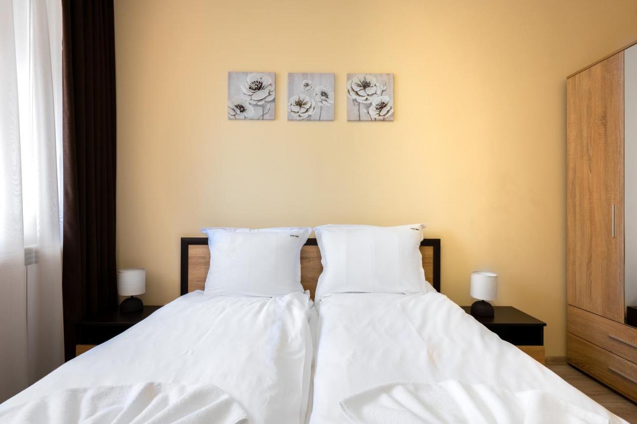 Appartamento Nomad Haven: 1Bd Flat With Balcony & Desk Sofia Esterno foto